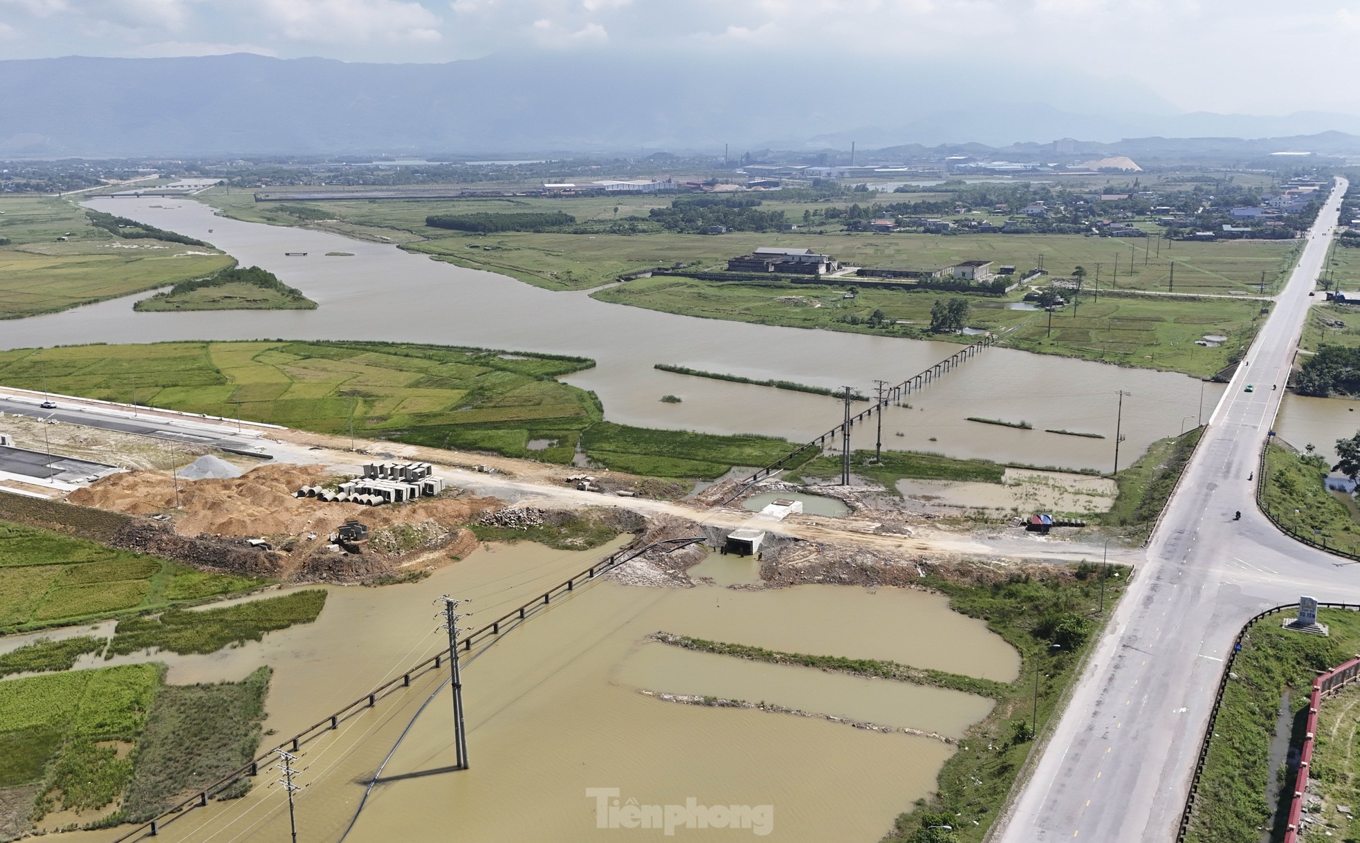 Lý do dự án đường nghìn tỷ ở Hà Tĩnh thi công 'nhảy cóc'- Ảnh 14. Lý do dự án đường nghìn tỷ ở Hà Tĩnh thi công 'nhảy cóc'- Ảnh 14.