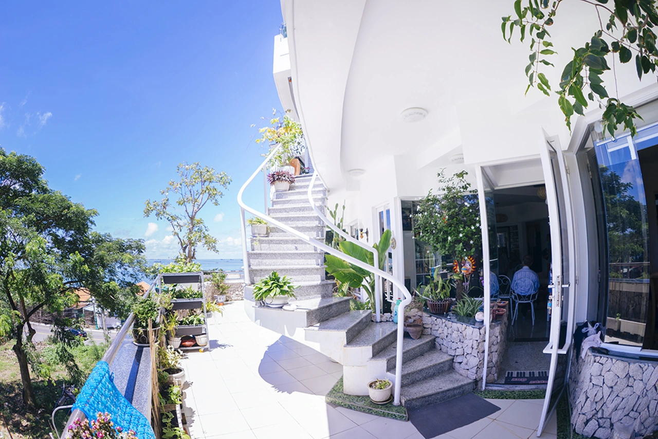 Nam nghệ sĩ sống ở biệt thự ven biển, gia đình toàn người nổi tiếng, U80 vẫn đang “tuổi yêu”- Ảnh 5. Nam nghệ sĩ sống ở biệt thự ven biển, gia đình toàn người nổi tiếng, U80 vẫn đang “tuổi yêu”- Ảnh 5.