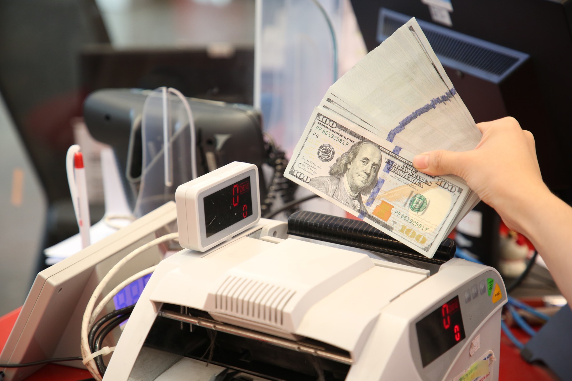 Mua, bán USD trái phép tại Việt Nam sẽ bị phạt nặng- Ảnh 1. Mua, bán USD trái phép tại Việt Nam sẽ bị phạt nặng- Ảnh 1.