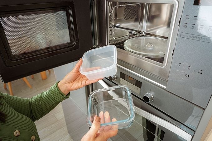 Vì sao không được cho đồ kim loại vào lò vi sóng?- Ảnh 3. Vì sao không được cho đồ kim loại vào lò vi sóng?- Ảnh 3.