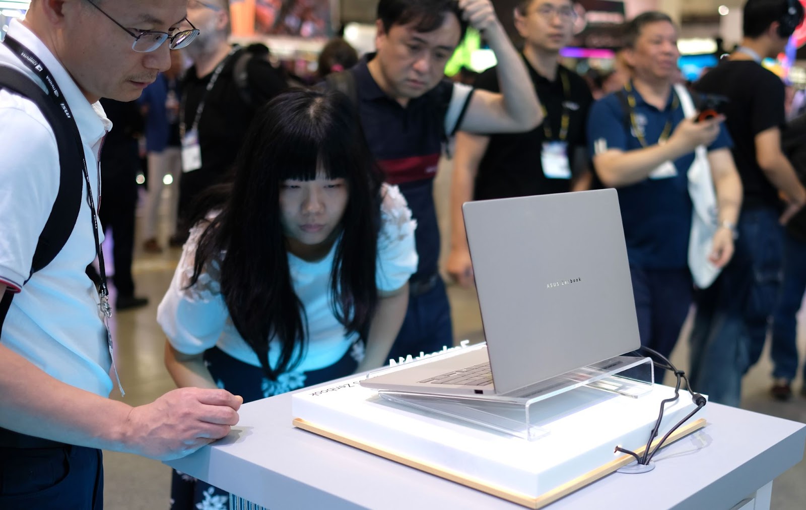 Cận cảnh mẫu laptop siêu mỏng nhẹ, dùng vật liệu đặc biệt của Asus tại Computex 2025- Ảnh 2. Cận cảnh mẫu laptop siêu mỏng nhẹ, dùng vật liệu đặc biệt của Asus tại Computex 2025- Ảnh 2.