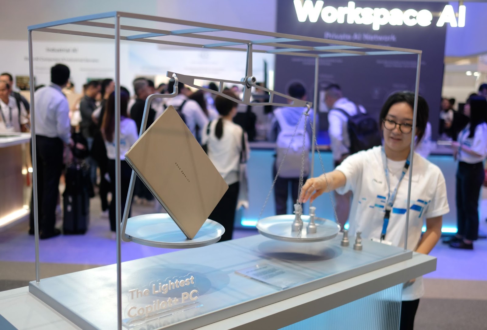 Cận cảnh mẫu laptop siêu mỏng nhẹ, dùng vật liệu đặc biệt của Asus tại Computex 2025- Ảnh 3. Cận cảnh mẫu laptop siêu mỏng nhẹ, dùng vật liệu đặc biệt của Asus tại Computex 2025- Ảnh 3.