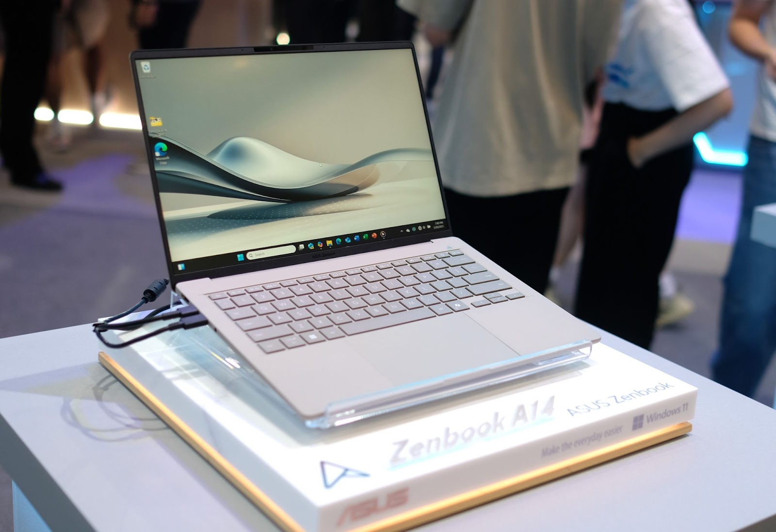 Cận cảnh mẫu laptop siêu mỏng nhẹ, dùng vật liệu đặc biệt của Asus tại Computex 2025- Ảnh 4. Cận cảnh mẫu laptop siêu mỏng nhẹ, dùng vật liệu đặc biệt của Asus tại Computex 2025- Ảnh 4.