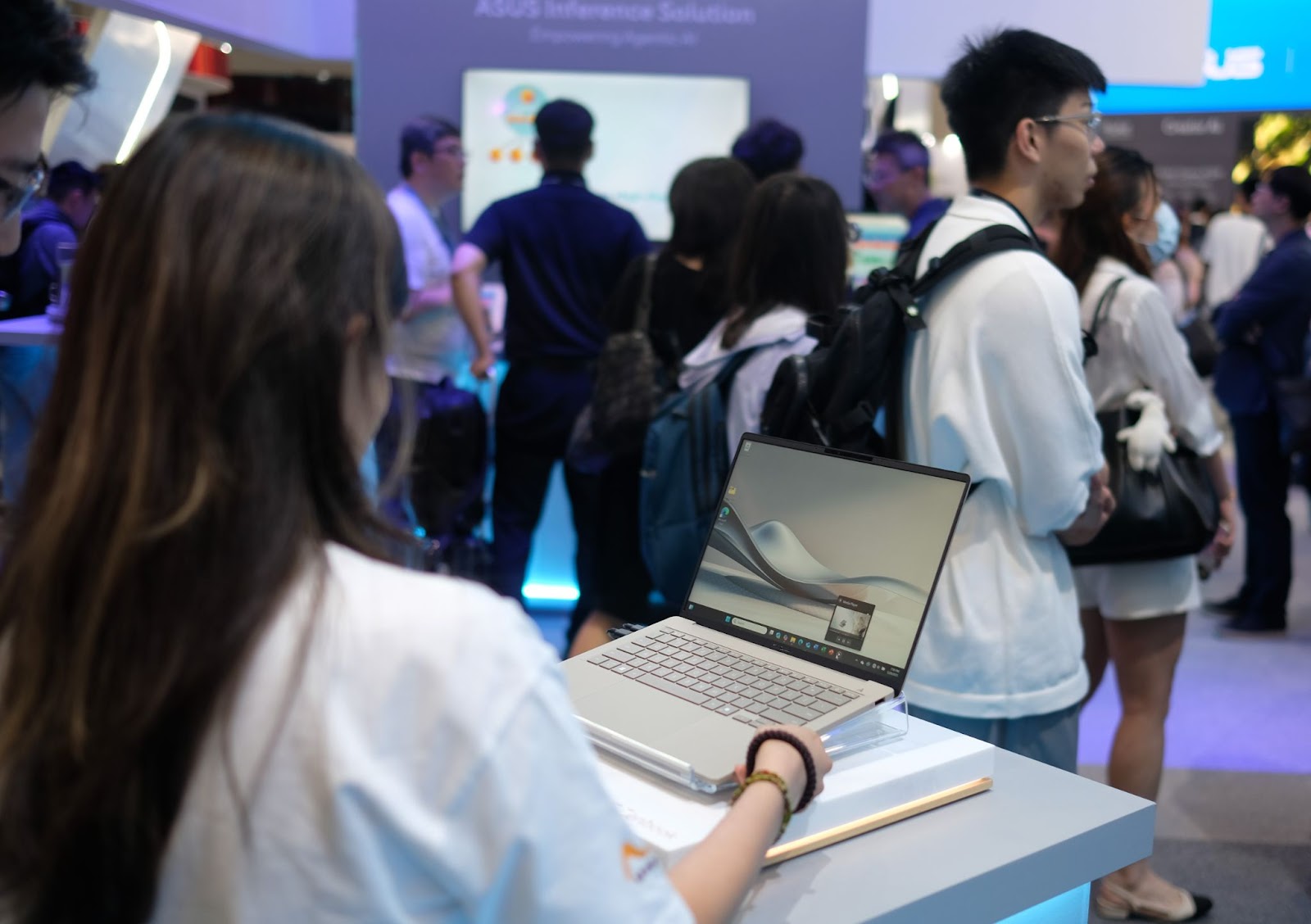 Cận cảnh mẫu laptop siêu mỏng nhẹ, dùng vật liệu đặc biệt của Asus tại Computex 2025- Ảnh 5. Cận cảnh mẫu laptop siêu mỏng nhẹ, dùng vật liệu đặc biệt của Asus tại Computex 2025- Ảnh 5.