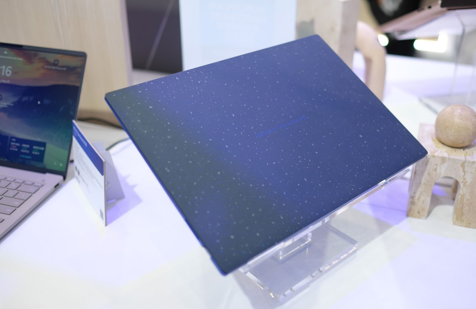 Cận cảnh mẫu laptop siêu mỏng nhẹ, dùng vật liệu đặc biệt của Asus tại Computex 2025- Ảnh 6. Cận cảnh mẫu laptop siêu mỏng nhẹ, dùng vật liệu đặc biệt của Asus tại Computex 2025- Ảnh 6.