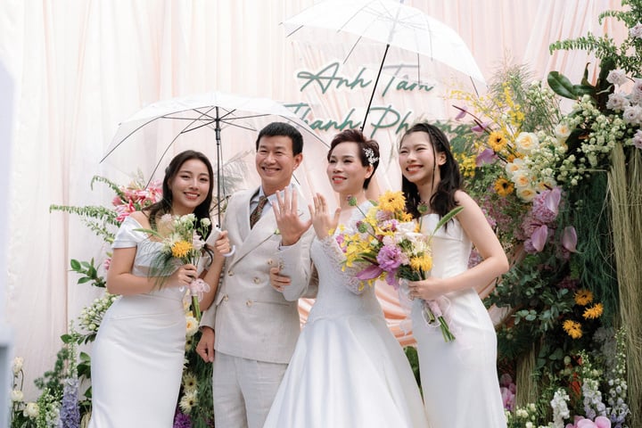 Đám cưới bố mẹ 27 năm trước còn tiếc nuối, 2 con gái gen Z tổ chức cưới lại- Ảnh 2. Đám cưới bố mẹ 27 năm trước còn tiếc nuối, 2 con gái gen Z tổ chức cưới lại- Ảnh 2.
