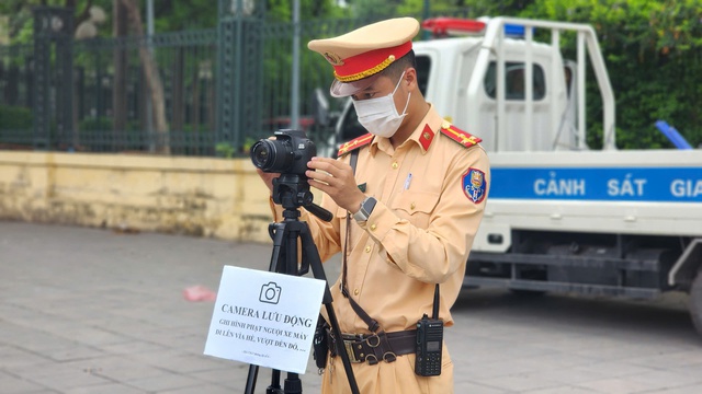 CSGT đặt máy ghi hình, nhiều tài xế xe máy vượt đèn đỏ, đi lên vỉa hè bị phạt nguội- Ảnh 1. CSGT đặt máy ghi hình, nhiều tài xế xe máy vượt đèn đỏ, đi lên vỉa hè bị phạt nguội- Ảnh 1.
