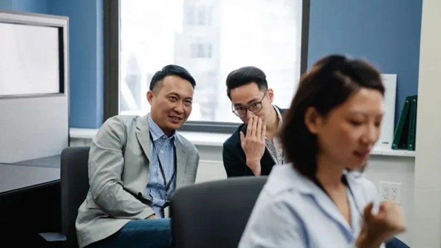 Chuyên gia tâm lý nói thẳng: 6 chủ đề “cấm kị” nơi công sở, dù đồng nghiệp có thân đến mấy cũng không thể chia sẻ kẻo tan tành sự nghiệp!- Ảnh 2. Chuyên gia tâm lý nói thẳng: 6 chủ đề “cấm kị” nơi công sở, dù đồng nghiệp có thân đến mấy cũng không thể chia sẻ kẻo tan tành sự nghiệp!- Ảnh 2.