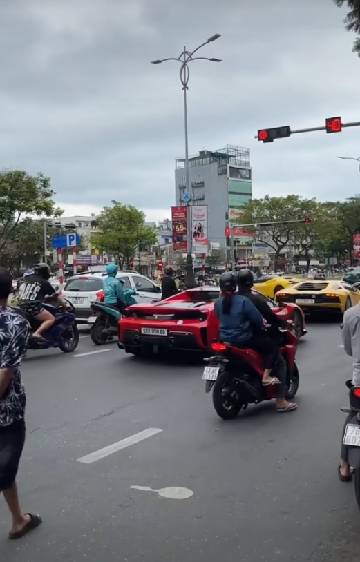 Đại gia Hoàng Kim Khánh lại mang Koenigsegg Regera đi ‘chạy show’ ở Lâm Đồng, lần này còn làm điều chưa từng có- Ảnh 3. Đại gia Hoàng Kim Khánh lại mang Koenigsegg Regera đi ‘chạy show’ ở Lâm Đồng, lần này còn làm điều chưa từng có- Ảnh 3.