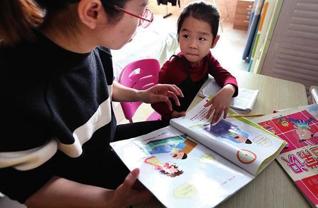 Bài toán tiểu học "6 : 6 : 6 : 6 = ?" gây bão: Phụ huynh và cô giáo tranh cãi nảy lửa, kết quả bằng 1 hóa ra sai bét!- Ảnh 1. Bài toán tiểu học "6 : 6 : 6 : 6 = ?" gây bão: Phụ huynh và cô giáo tranh cãi nảy lửa, kết quả bằng 1 hóa ra sai bét!- Ảnh 1.