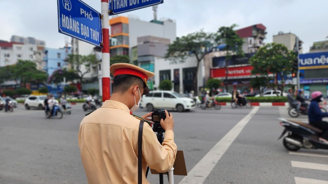 CSGT đặt máy ghi hình, nhiều tài xế xe máy vượt đèn đỏ, đi lên vỉa hè bị phạt nguội- Ảnh 2. CSGT đặt máy ghi hình, nhiều tài xế xe máy vượt đèn đỏ, đi lên vỉa hè bị phạt nguội- Ảnh 2.