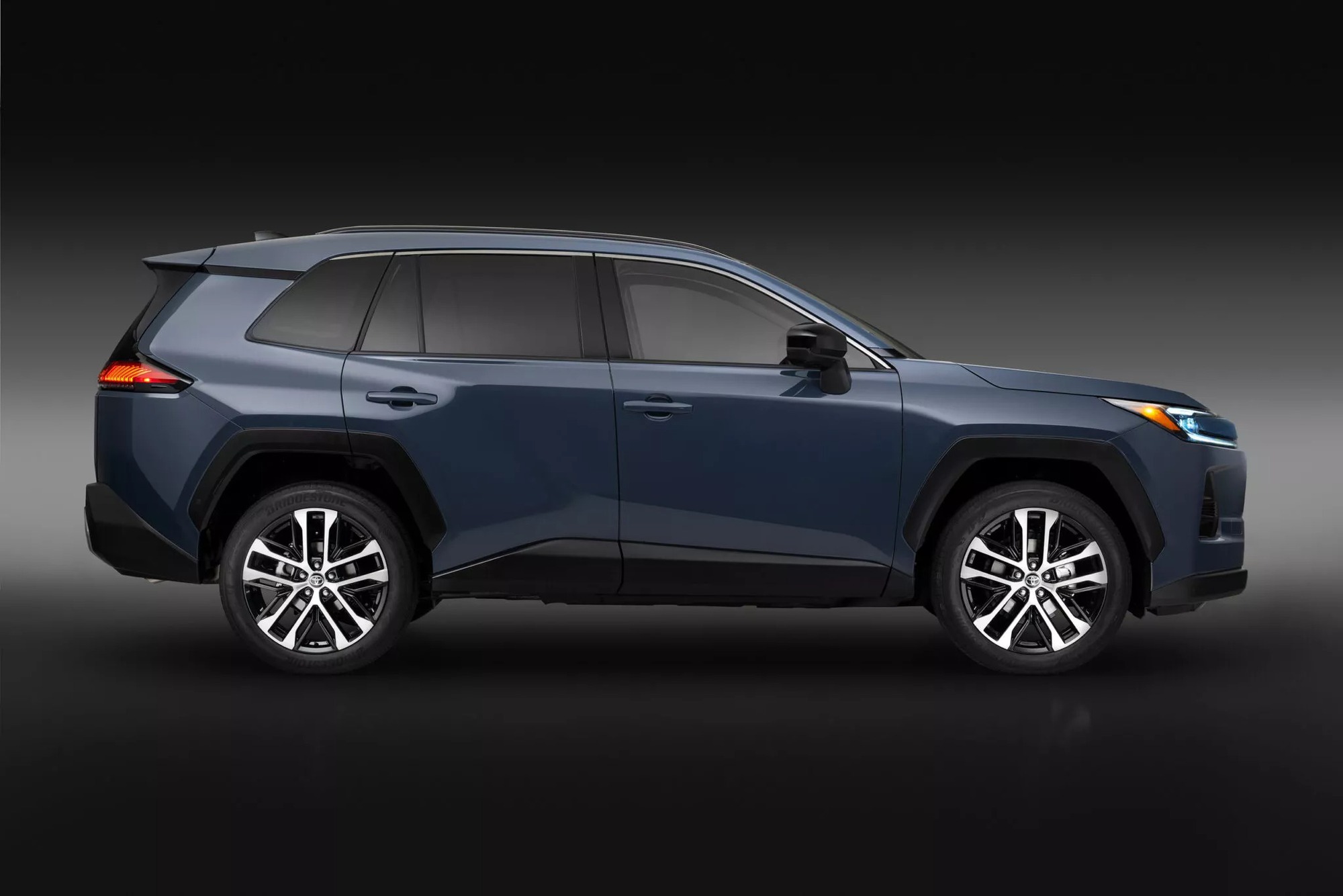 Toyota RAV4 thế hệ mới ra mắt: Đấu Honda CR-V bằng màn lớn, chỉ còn hybrid, mạnh tới 320 mã lực, chạy không xăng 80km/sạc- Ảnh 12. Toyota RAV4 thế hệ mới ra mắt: Đấu Honda CR-V bằng màn lớn, chỉ còn hybrid, mạnh tới 320 mã lực, chạy không xăng 80km/sạc- Ảnh 12.