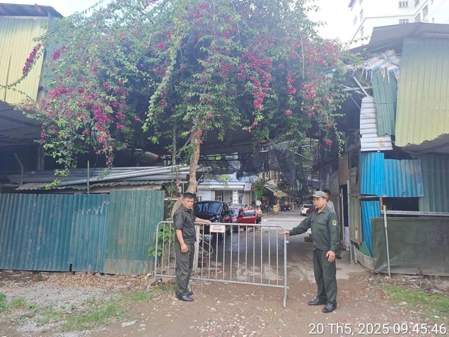 Hà Nội: Bắt đầu 'chiến dịch' giải tỏa 50 bãi trông giữ ô tô trái phép tại quận Hoàng Mai- Ảnh 1. Hà Nội: Bắt đầu 'chiến dịch' giải tỏa 50 bãi trông giữ ô tô trái phép tại quận Hoàng Mai- Ảnh 1.