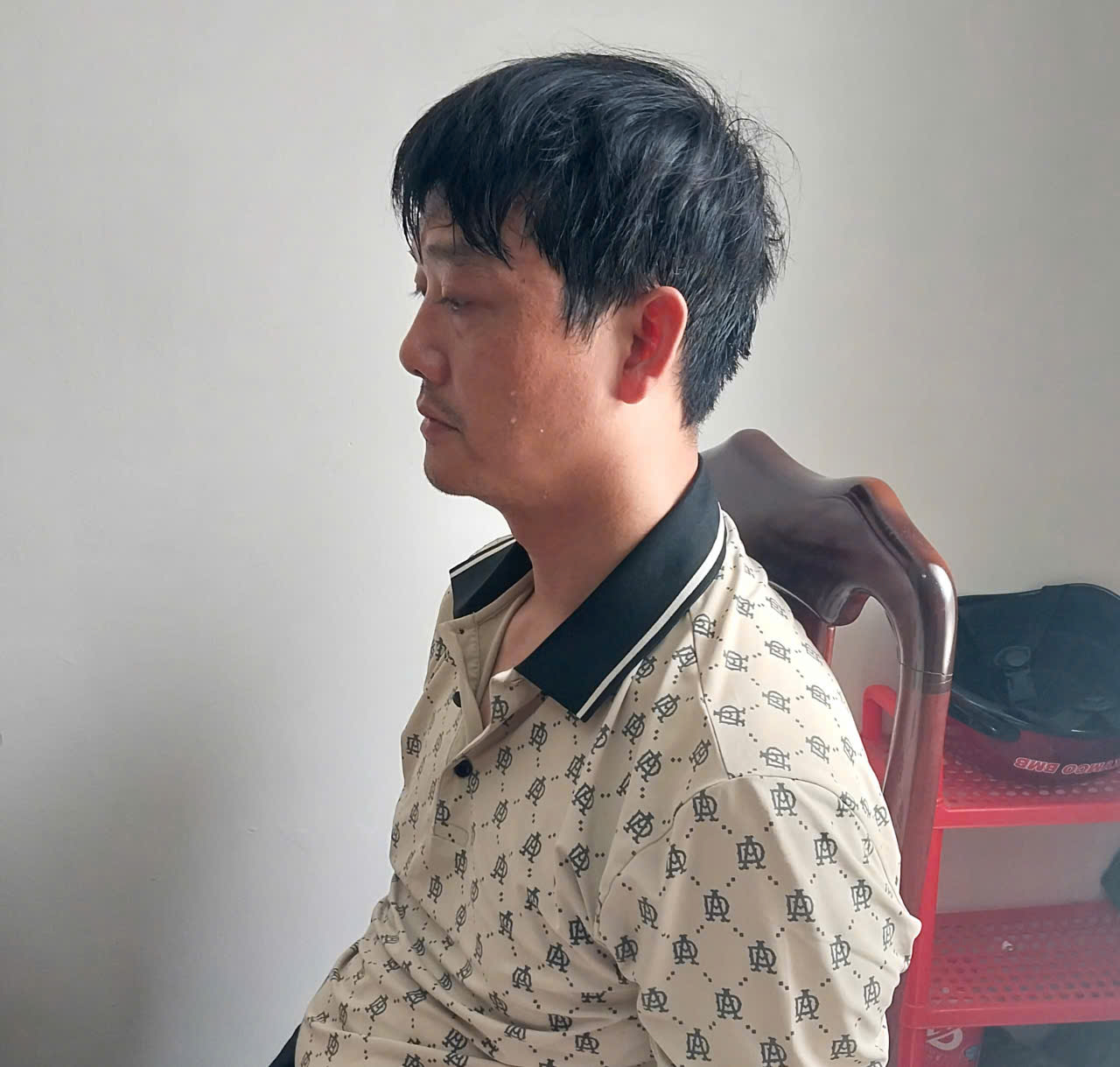 Người đàn ông mặc áo chống nắng xông vào ngân hàng cướp rổ tiền- Ảnh 3. Người đàn ông mặc áo chống nắng xông vào ngân hàng cướp rổ tiền- Ảnh 3.
