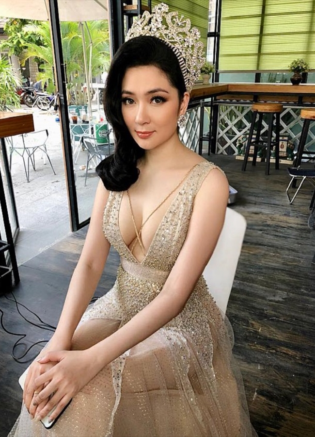 Ba Hoa hậu chọn "ở ẩn" làm mẹ sau đăng quang: Người thấy có lỗi với con, người thú nhận "đuối sức"- Ảnh 1. Ba Hoa hậu chọn "ở ẩn" làm mẹ sau đăng quang: Người thấy có lỗi với con, người thú nhận "đuối sức"- Ảnh 1.