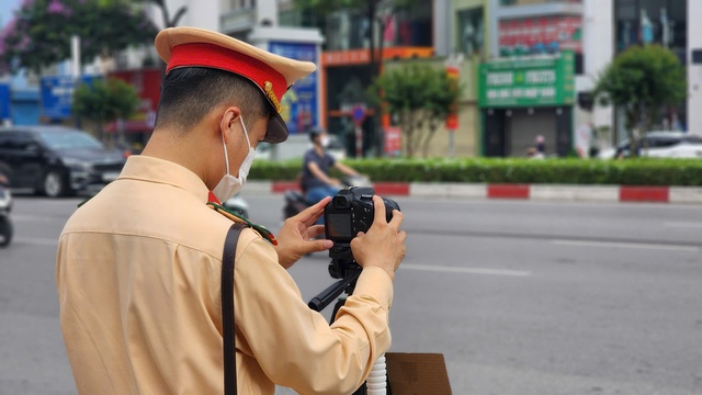 CSGT đặt máy ghi hình, nhiều tài xế xe máy vượt đèn đỏ, đi lên vỉa hè bị phạt nguội- Ảnh 3. CSGT đặt máy ghi hình, nhiều tài xế xe máy vượt đèn đỏ, đi lên vỉa hè bị phạt nguội- Ảnh 3.