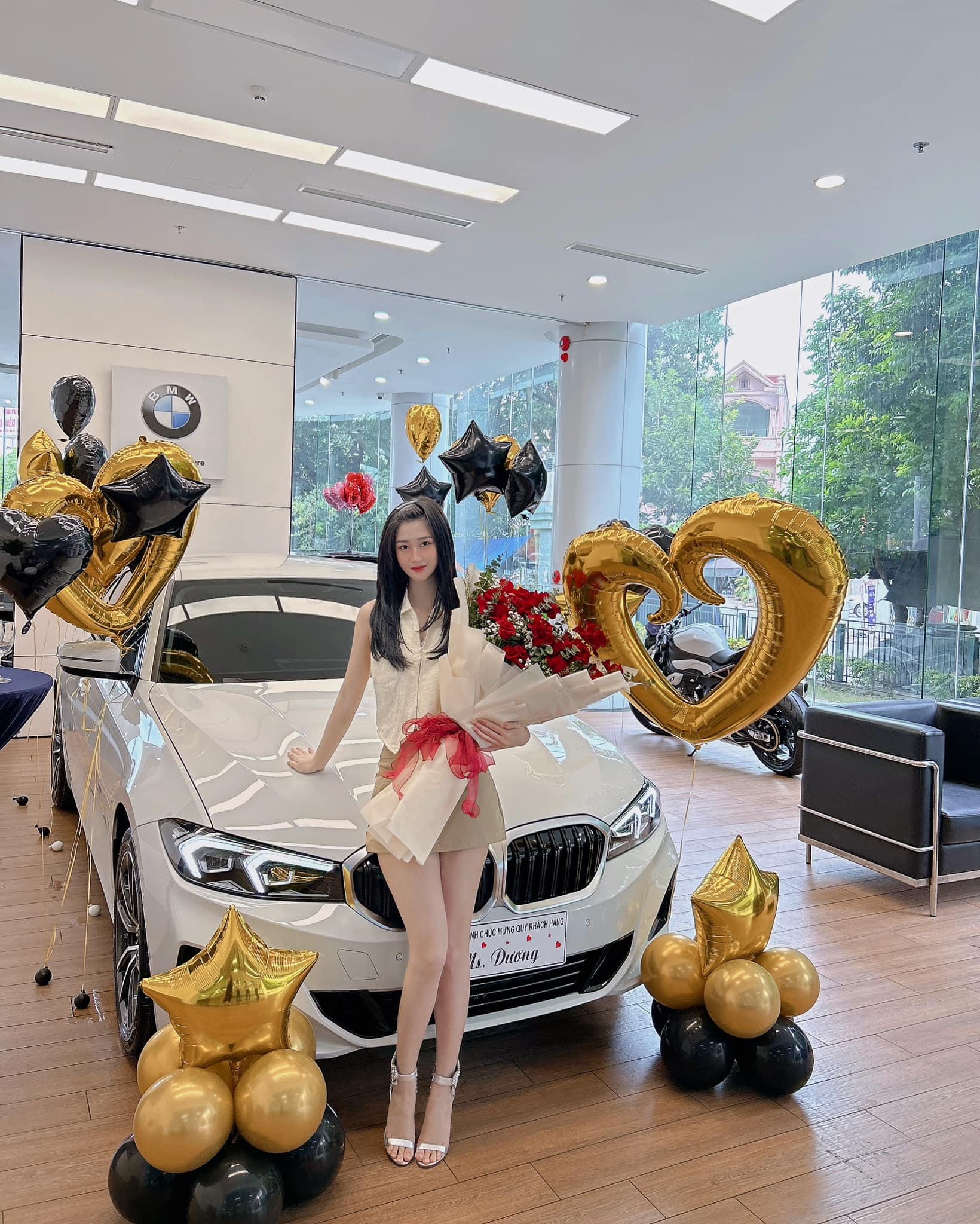 Nữ diễn viên Vbiz được cầu thủ nổi tiếng tặng xế hộp tiền tỷ, hoá ra Quang Hải chưa phải “trùm cuối”- Ảnh 2. Nữ diễn viên Vbiz được cầu thủ nổi tiếng tặng xế hộp tiền tỷ, hoá ra Quang Hải chưa phải “trùm cuối”- Ảnh 2.
