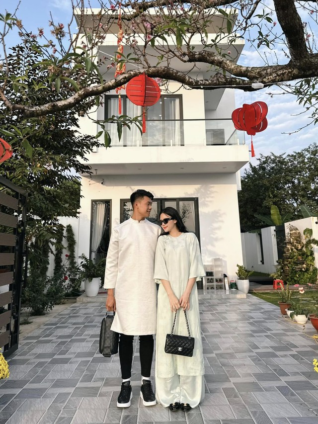 Nối gót Văn Hậu - Hải My, tuyển thủ Việt Nam và vợ hotgirl khoe biệt thự chục tỷ nhưng Nối gót Văn Hậu - Hải My, tuyển thủ Việt Nam và vợ hotgirl khoe biệt thự chục tỷ nhưng