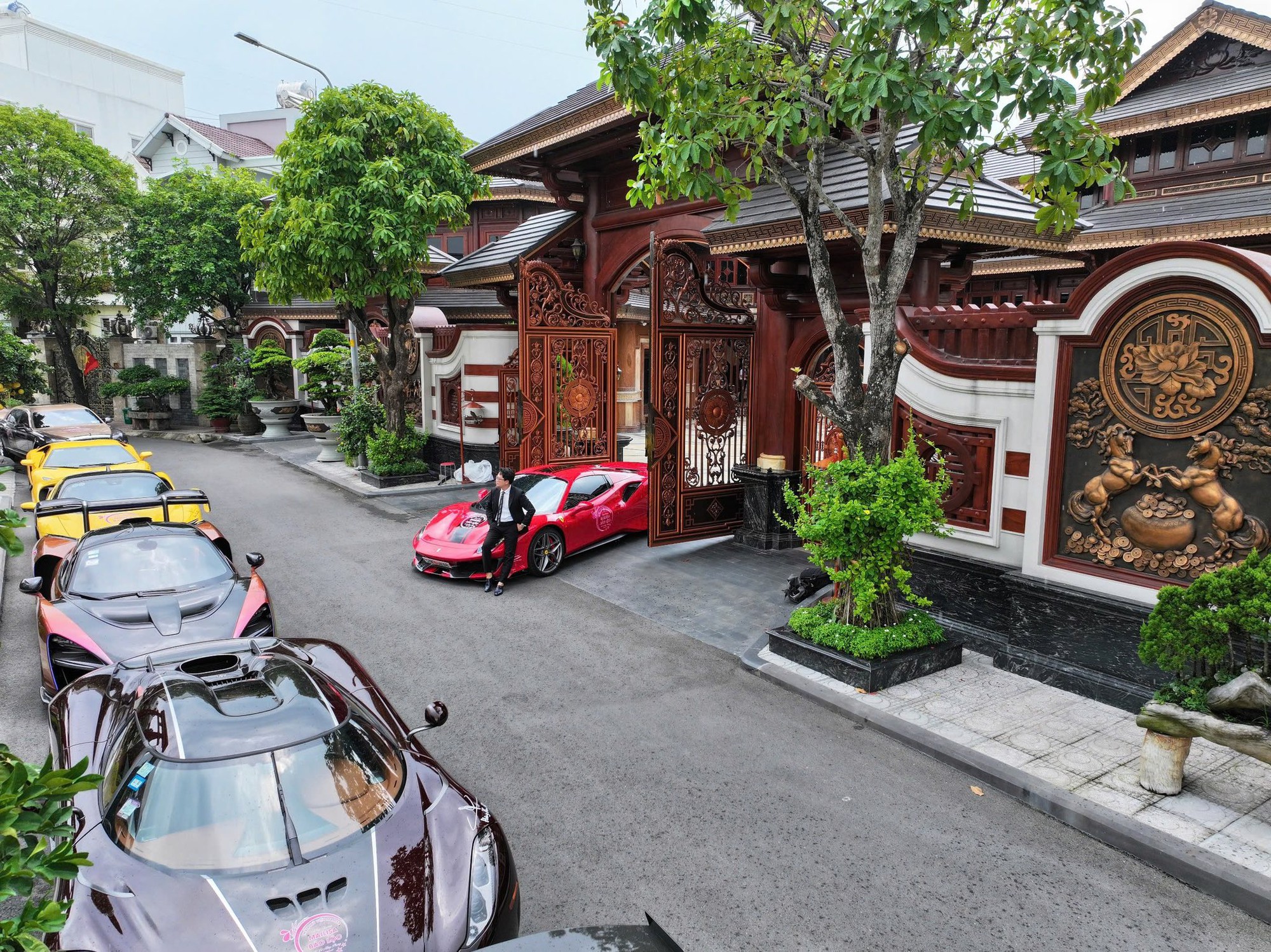 Đại gia Hoàng Kim Khánh lại mang Koenigsegg Regera đi ‘chạy show’ ở Lâm Đồng, lần này còn làm điều chưa từng có- Ảnh 2. Đại gia Hoàng Kim Khánh lại mang Koenigsegg Regera đi ‘chạy show’ ở Lâm Đồng, lần này còn làm điều chưa từng có- Ảnh 2.