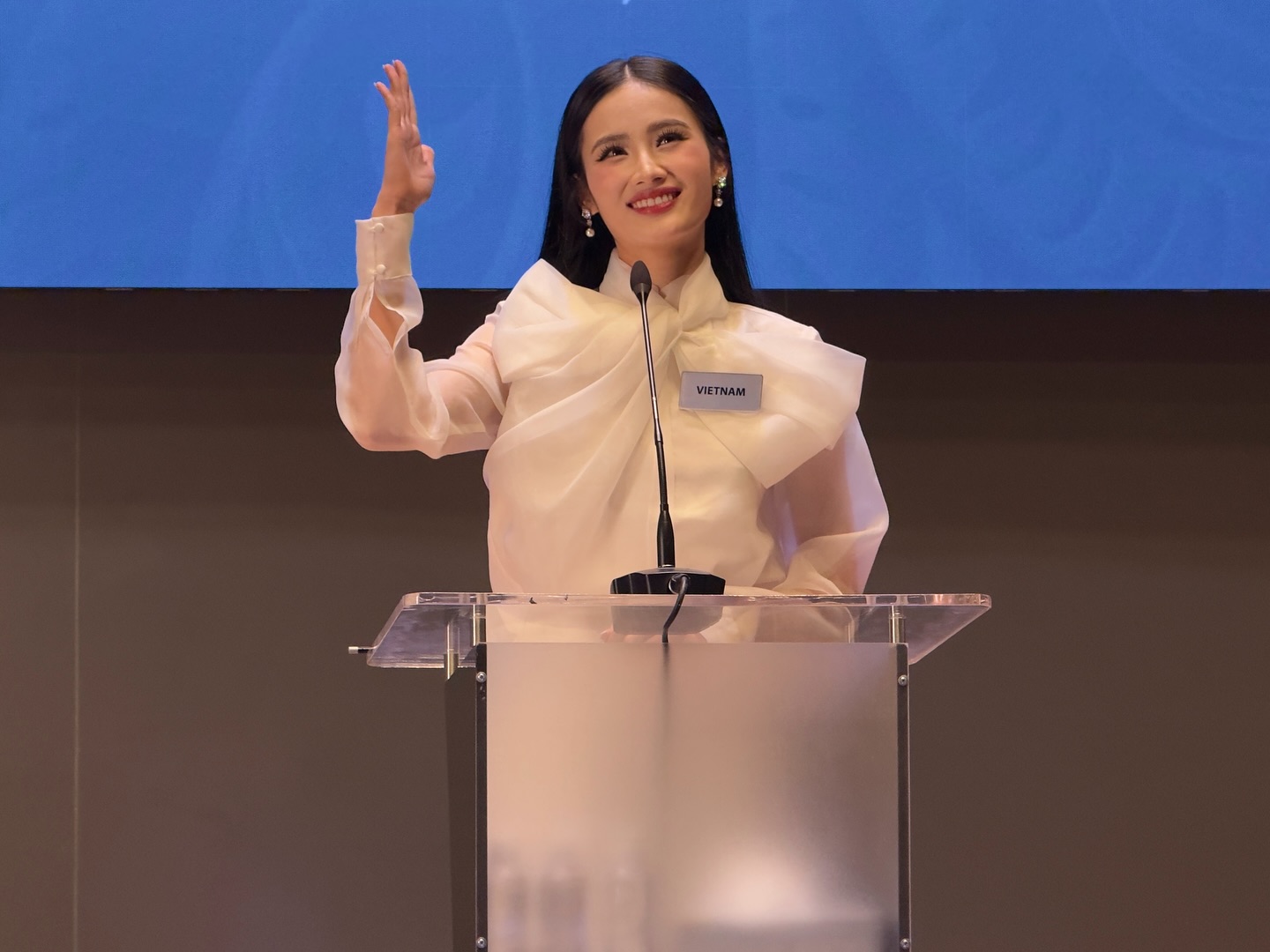 Full màn thuyết trình của Ý Nhi ở Miss World: "Bắn" tiếng Anh đỉnh nhưng tại sao vẫn bị nói là "khá nông"?- Ảnh 3. Full màn thuyết trình của Ý Nhi ở Miss World: "Bắn" tiếng Anh đỉnh nhưng tại sao vẫn bị nói là "khá nông"?- Ảnh 3.
