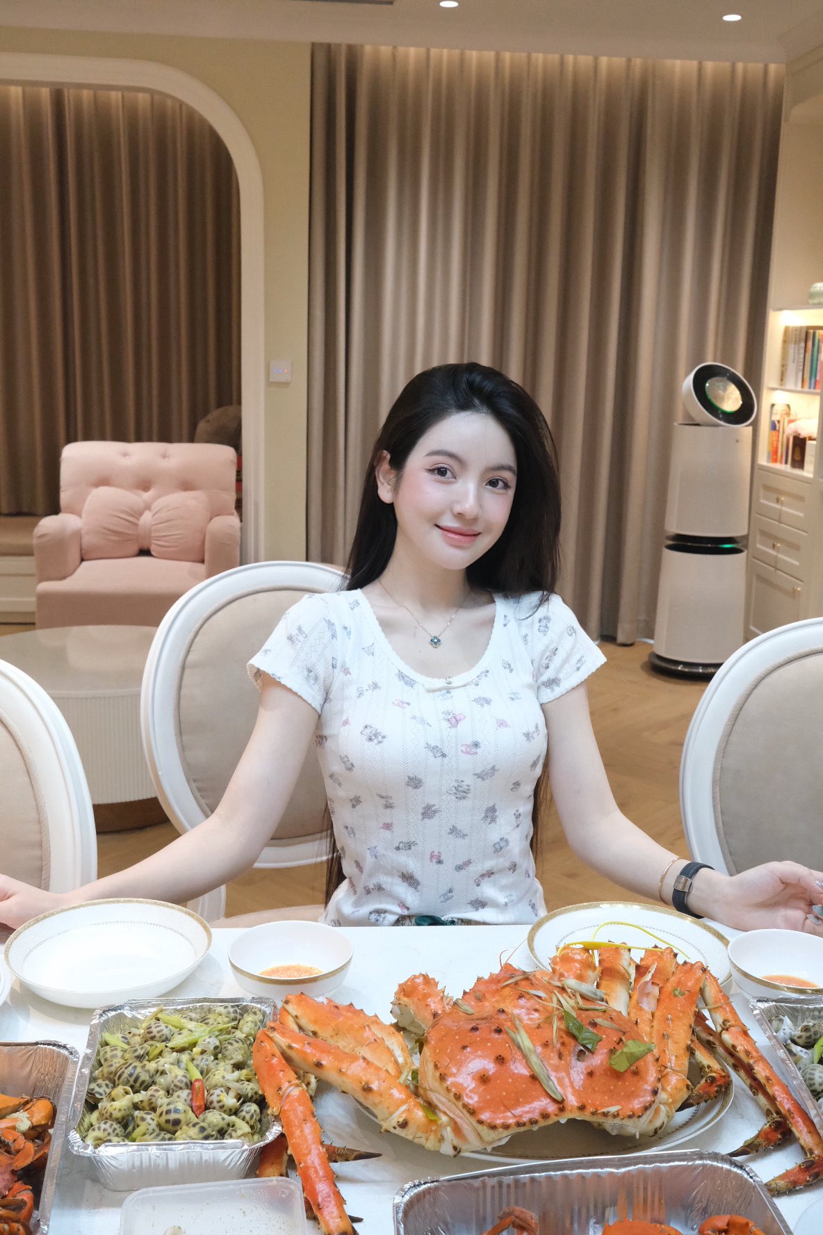 Né Covid-19 ở Thái Lan, Chu Thanh Huyền cổ vũ Quang Hải từ xa vẫn sang chảnh hết nấc, nhà đẹp, món ngon phát mê!- Ảnh 2. Né Covid-19 ở Thái Lan, Chu Thanh Huyền cổ vũ Quang Hải từ xa vẫn sang chảnh hết nấc, nhà đẹp, món ngon phát mê!- Ảnh 2.