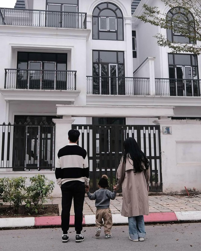 Nối gót Văn Hậu - Hải My, tuyển thủ Việt Nam và vợ hotgirl khoe biệt thự chục tỷ nhưng Nối gót Văn Hậu - Hải My, tuyển thủ Việt Nam và vợ hotgirl khoe biệt thự chục tỷ nhưng