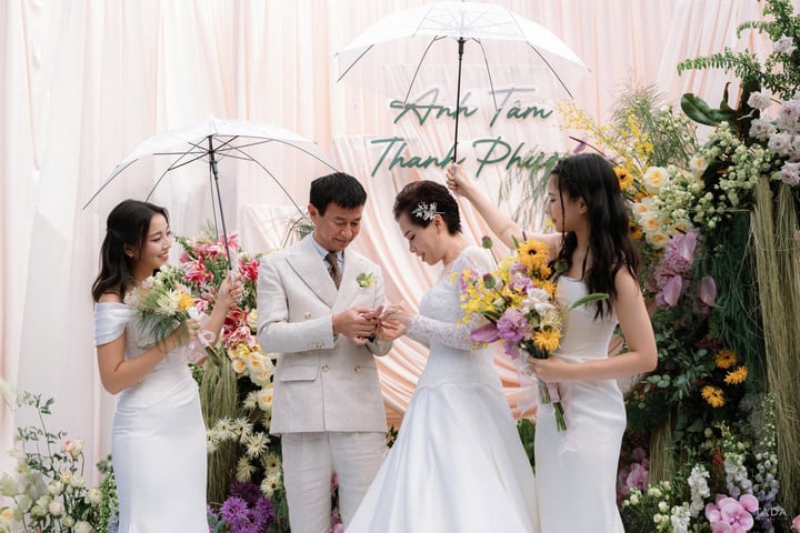 Đám cưới bố mẹ 27 năm trước còn tiếc nuối, 2 con gái gen Z tổ chức cưới lại- Ảnh 8. Đám cưới bố mẹ 27 năm trước còn tiếc nuối, 2 con gái gen Z tổ chức cưới lại- Ảnh 8.