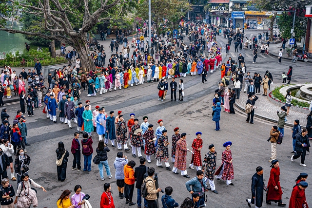Khách Tây trải nghiệm 1 thứ ở Hoàng thành, nhận xét: "Ở Mỹ chúng tôi không thể làm điều này"- Ảnh 9. Khách Tây trải nghiệm 1 thứ ở Hoàng thành, nhận xét: "Ở Mỹ chúng tôi không thể làm điều này"- Ảnh 9.