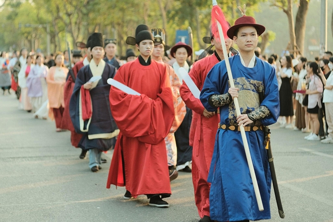 Khách Tây trải nghiệm 1 thứ ở Hoàng thành, nhận xét: "Ở Mỹ chúng tôi không thể làm điều này"- Ảnh 14. Khách Tây trải nghiệm 1 thứ ở Hoàng thành, nhận xét: "Ở Mỹ chúng tôi không thể làm điều này"- Ảnh 14.