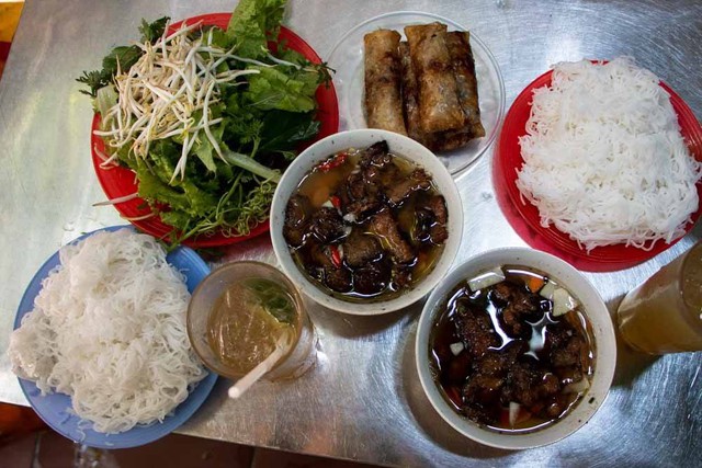 Khách Tây nhận xét: Hà Nội có nhiều món ngon, nhưng "đỉnh nhất" phải kể đến 4 món đặc sản này- Ảnh 8. Khách Tây nhận xét: Hà Nội có nhiều món ngon, nhưng "đỉnh nhất" phải kể đến 4 món đặc sản này- Ảnh 8.