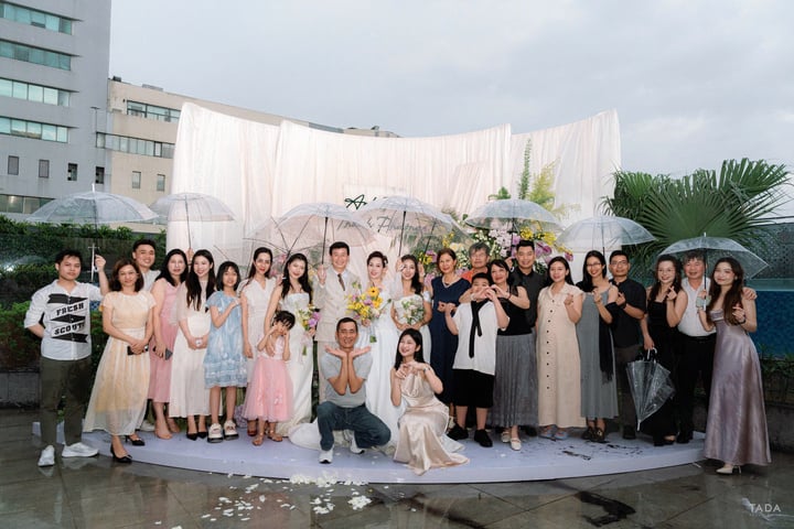 Đám cưới bố mẹ 27 năm trước còn tiếc nuối, 2 con gái gen Z tổ chức cưới lại- Ảnh 7. Đám cưới bố mẹ 27 năm trước còn tiếc nuối, 2 con gái gen Z tổ chức cưới lại- Ảnh 7.