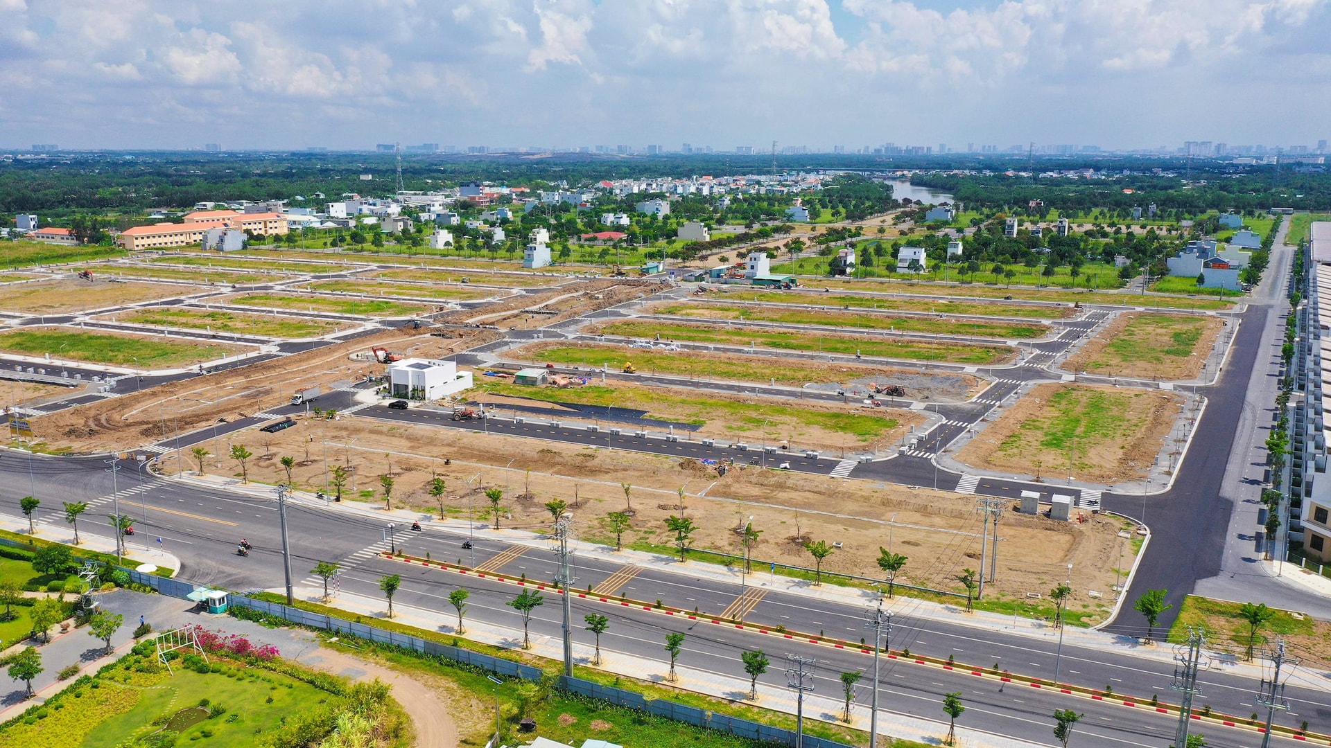Nhà đầu tư miền Bắc đang Nam tiến "săn" bất động sản lân cận Tp.HCM- Ảnh 1. Nhà đầu tư miền Bắc đang Nam tiến "săn" bất động sản lân cận Tp.HCM- Ảnh 1.