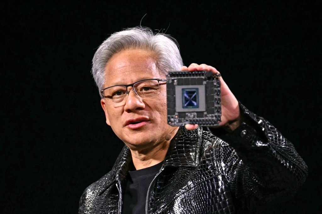 CEO NVIDIA khẳng định không tuồn chip AI sang Trung Quốc: “Hệ thống nặng 2 tấn, ai mà giấu được vào balo?”- Ảnh 1. CEO NVIDIA khẳng định không tuồn chip AI sang Trung Quốc: “Hệ thống nặng 2 tấn, ai mà giấu được vào balo?”- Ảnh 1.
