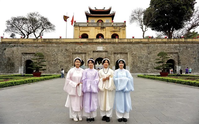 Khách Tây trải nghiệm 1 thứ ở Hoàng thành, nhận xét: "Ở Mỹ chúng tôi không thể làm điều này"- Ảnh 2. Khách Tây trải nghiệm 1 thứ ở Hoàng thành, nhận xét: "Ở Mỹ chúng tôi không thể làm điều này"- Ảnh 2.