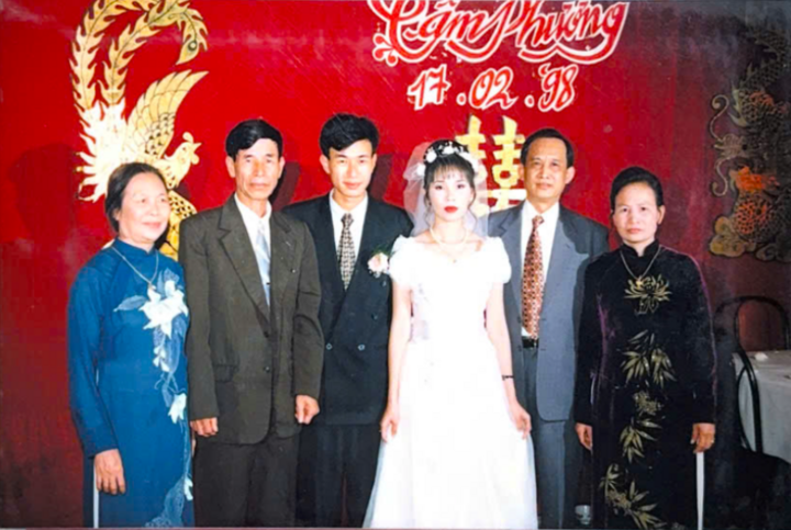 Đám cưới bố mẹ 27 năm trước còn tiếc nuối, 2 con gái gen Z tổ chức cưới lại- Ảnh 1. Đám cưới bố mẹ 27 năm trước còn tiếc nuối, 2 con gái gen Z tổ chức cưới lại- Ảnh 1.