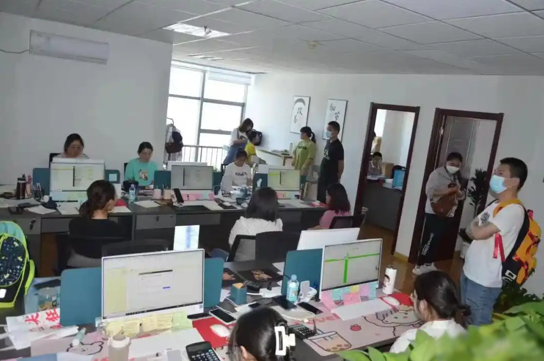 Tịch thu 38 kg vàng, trị giá 53 tỷ đồng trong căn nhà của cặp vợ chồng chuyên bán hàng livestream- Ảnh 1. Tịch thu 38 kg vàng, trị giá 53 tỷ đồng trong căn nhà của cặp vợ chồng chuyên bán hàng livestream- Ảnh 1.