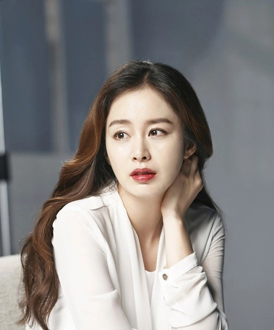 "Quốc bảo nhan sắc" xứ Hàn tuổi 45 da vẫn tràn đầy collagen: Có bí quyết chăm da đáng học hỏi, cái số 3 giống hệt Song Hye Kyo- Ảnh 5. "Quốc bảo nhan sắc" xứ Hàn tuổi 45 da vẫn tràn đầy collagen: Có bí quyết chăm da đáng học hỏi, cái số 3 giống hệt Song Hye Kyo- Ảnh 5.
