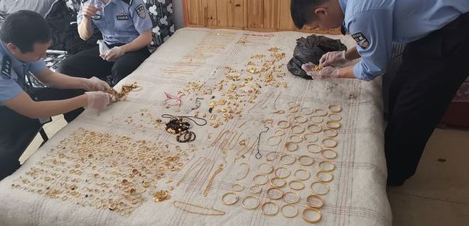 Phát hiện gần 5kg vàng trị giá 5,7 tỷ đồng bên trong bức tường một căn nhà thuê- Ảnh 2. Phát hiện gần 5kg vàng trị giá 5,7 tỷ đồng bên trong bức tường một căn nhà thuê- Ảnh 2.