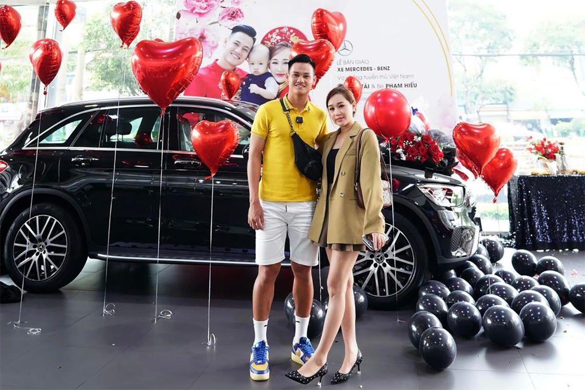 Nữ diễn viên Vbiz được cầu thủ nổi tiếng tặng xế hộp tiền tỷ, hoá ra Quang Hải chưa phải “trùm cuối”- Ảnh 4. Nữ diễn viên Vbiz được cầu thủ nổi tiếng tặng xế hộp tiền tỷ, hoá ra Quang Hải chưa phải “trùm cuối”- Ảnh 4.