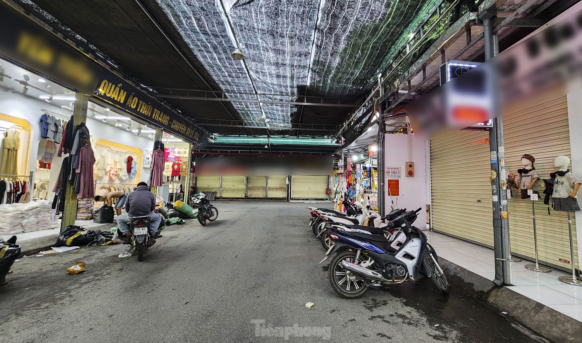 Cảnh khó tin tại thủ phủ thời trang lớn nhất miền Bắc- Ảnh 1. Cảnh khó tin tại thủ phủ thời trang lớn nhất miền Bắc- Ảnh 1.