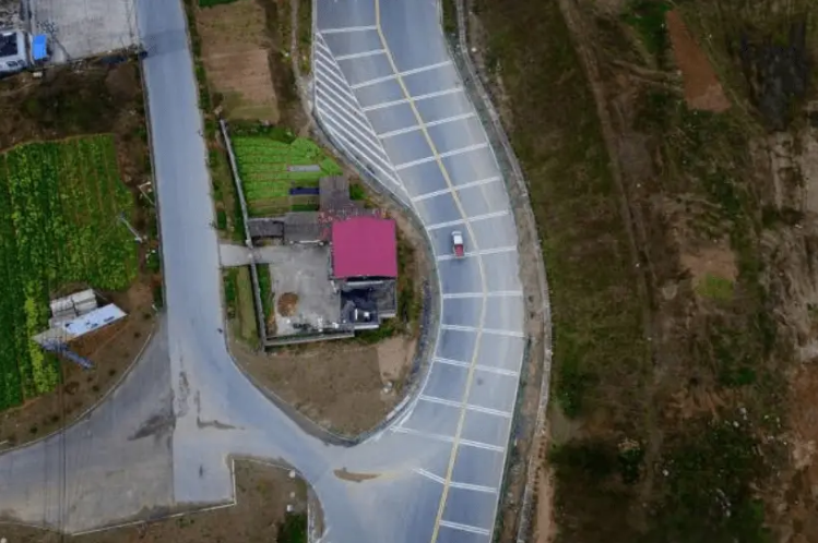 Chủ căn nhà 1.000m² không chịu di dời dù được bồi thường hơn 5,8 tỷ đồng, tuyên bố: “Chúng tôi muốn số tiền bồi thường cao gấp đôi”- Ảnh 2. Chủ căn nhà 1.000m² không chịu di dời dù được bồi thường hơn 5,8 tỷ đồng, tuyên bố: “Chúng tôi muốn số tiền bồi thường cao gấp đôi”- Ảnh 2.
