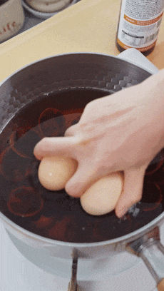 Cách luộc trứng đang gây sốt trong mùa hè: Ngon như trứng vịt lộn, bổ như thuốc Bắc!- Ảnh 5. Cách luộc trứng đang gây sốt trong mùa hè: Ngon như trứng vịt lộn, bổ như thuốc Bắc!- Ảnh 5.