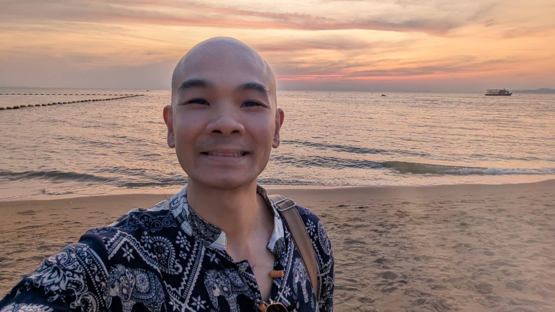 Sống ở Thái Lan nhưng làm việc ở Singapore, cựu kỹ sư Google 39 tuổi bay hơn 1.900 km/tuần để đi làm: "Cơ hội để sống tự do"- Ảnh 1. Sống ở Thái Lan nhưng làm việc ở Singapore, cựu kỹ sư Google 39 tuổi bay hơn 1.900 km/tuần để đi làm: "Cơ hội để sống tự do"- Ảnh 1.