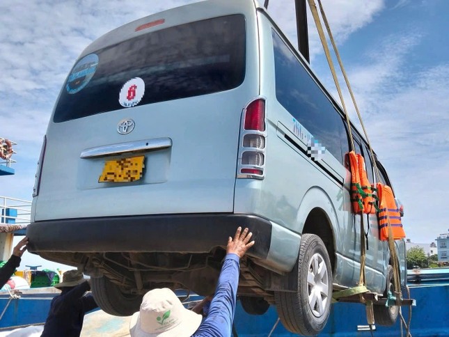 Chi tiền triệu, thuê tàu đưa ô tô ‘vượt biển’ vào đất liền để đăng kiểm- Ảnh 1. Chi tiền triệu, thuê tàu đưa ô tô ‘vượt biển’ vào đất liền để đăng kiểm- Ảnh 1.