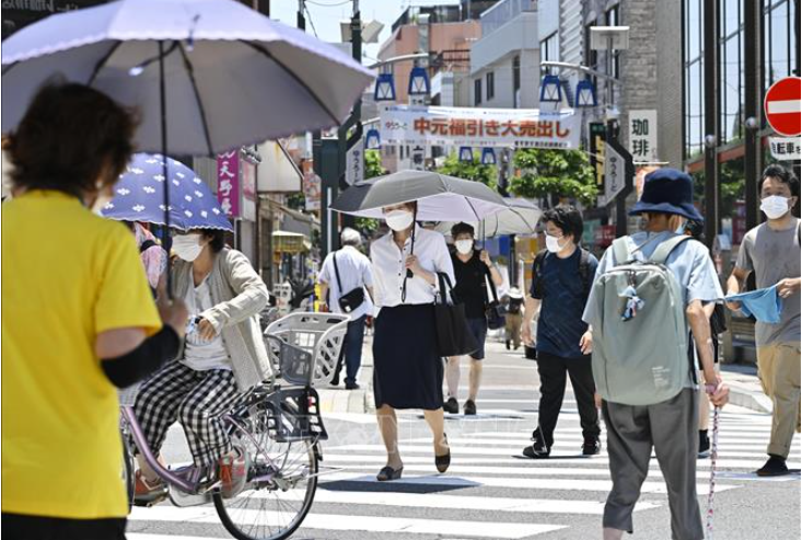 Tokyo miễn phí nước sinh hoạt hỗ trợ người dân chống nóng- Ảnh 1. Tokyo miễn phí nước sinh hoạt hỗ trợ người dân chống nóng- Ảnh 1.