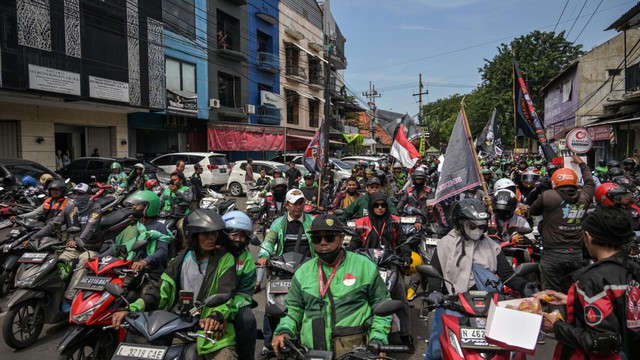 Chạy Grab, Gojek được 200k/ngày mà mỗi cuốc xe bị "cắt máu" đến 20%: Làm nghề này ở đây là khổ hay sướng?- Ảnh 2. Chạy Grab, Gojek được 200k/ngày mà mỗi cuốc xe bị "cắt máu" đến 20%: Làm nghề này ở đây là khổ hay sướng?- Ảnh 2.