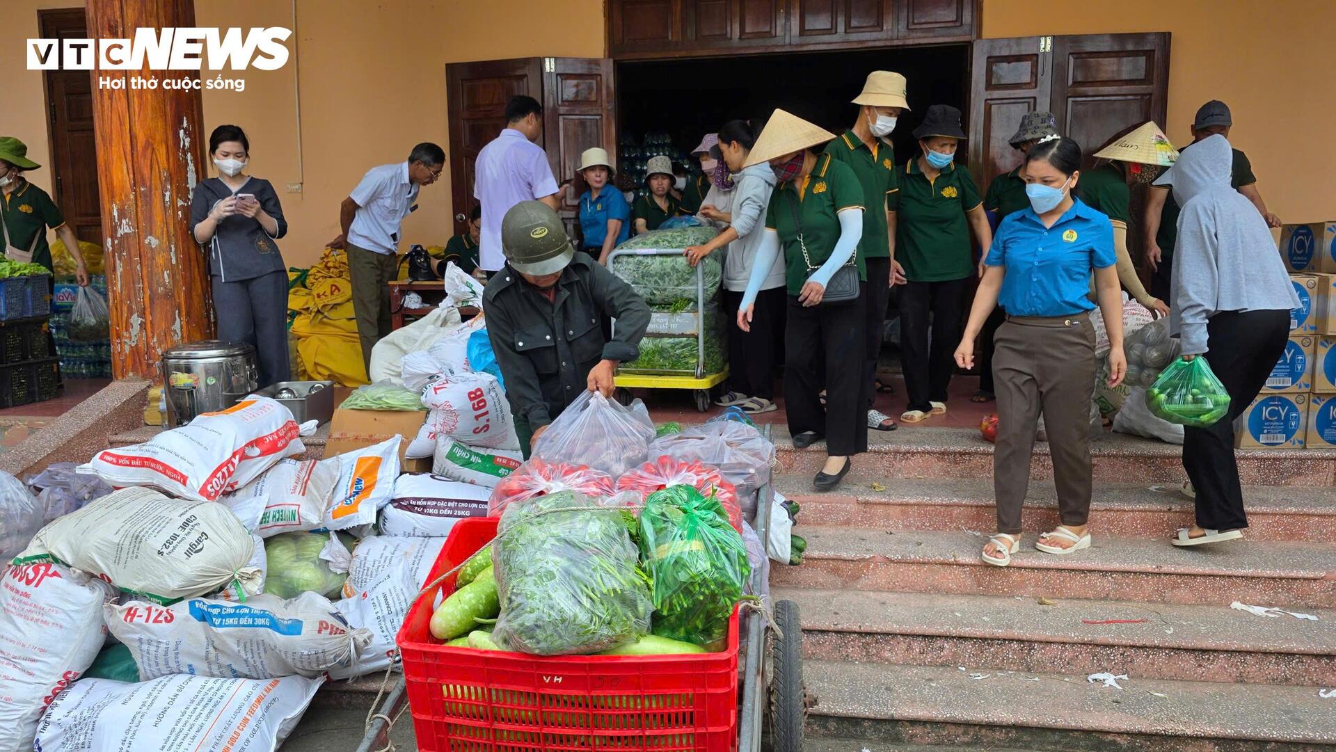 Chùa Phúc Sơn chuẩn bị 300.000 suất ăn mỗi ngày cho khách chiêm bái xá lợi Phật- Ảnh 7. Chùa Phúc Sơn chuẩn bị 300.000 suất ăn mỗi ngày cho khách chiêm bái xá lợi Phật- Ảnh 7.