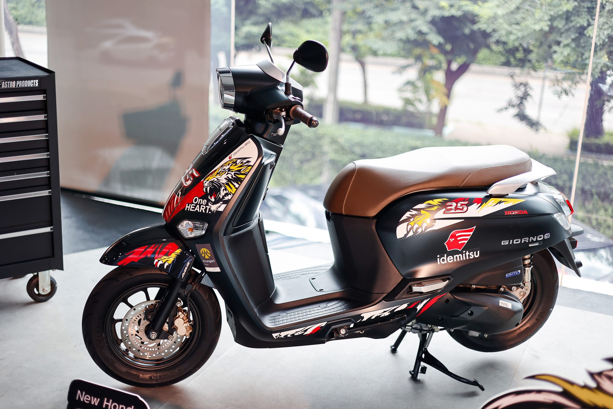 Xe ga siêu hiếm của Honda về đại lý Việt: Thiết kế 'không đụng hàng, trang bị vượt Vision - ăn xăng không tới 2L/100km- Ảnh 1. Xe ga siêu hiếm của Honda về đại lý Việt: Thiết kế 'không đụng hàng, trang bị vượt Vision - ăn xăng không tới 2L/100km- Ảnh 1.