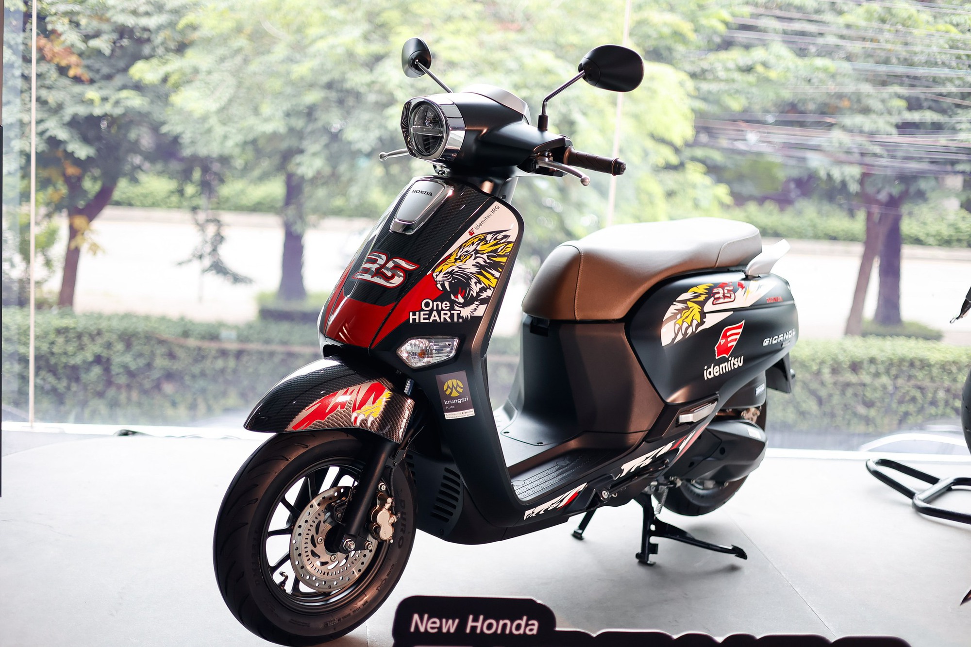 Xe ga siêu hiếm của Honda về đại lý Việt: Thiết kế 'không đụng hàng, trang bị vượt Vision - ăn xăng không tới 2L/100km- Ảnh 3. Xe ga siêu hiếm của Honda về đại lý Việt: Thiết kế 'không đụng hàng, trang bị vượt Vision - ăn xăng không tới 2L/100km- Ảnh 3.