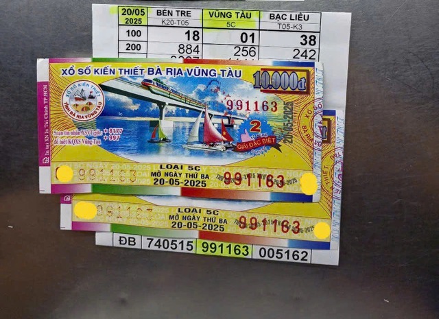 Trúng độc đắc 4 tỷ đồng, người đàn ông ở TP.HCM hậu tạ người bán số tiền "khủng"- Ảnh 1. Trúng độc đắc 4 tỷ đồng, người đàn ông ở TP.HCM hậu tạ người bán số tiền "khủng"- Ảnh 1.